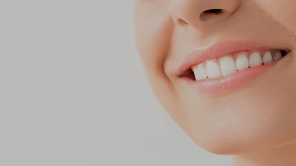Dentista explicando opciones de tratamiento a un paciente
