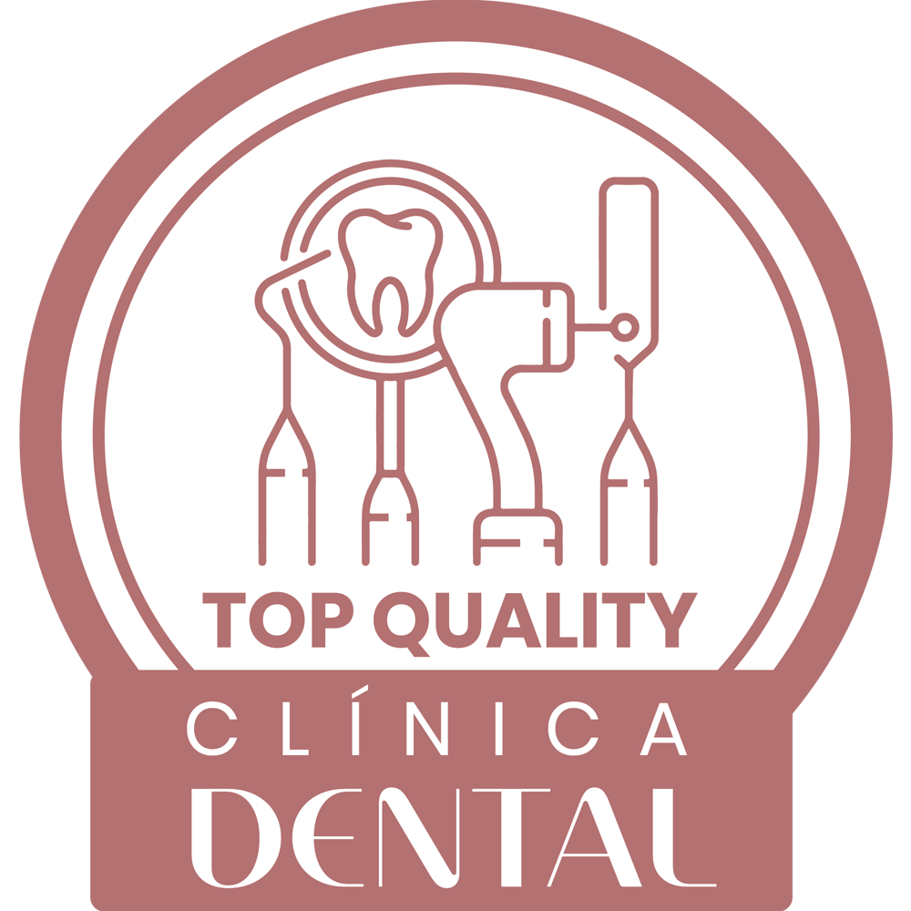 Dentista explicando opciones de tratamiento a un paciente