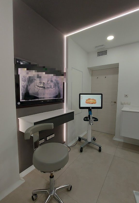 Dentista profesional realizando un chequeo a un paciente