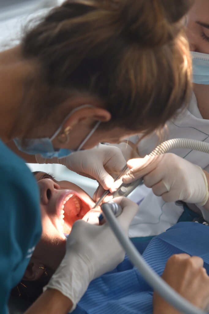 Dentista profesional realizando un chequeo a un paciente