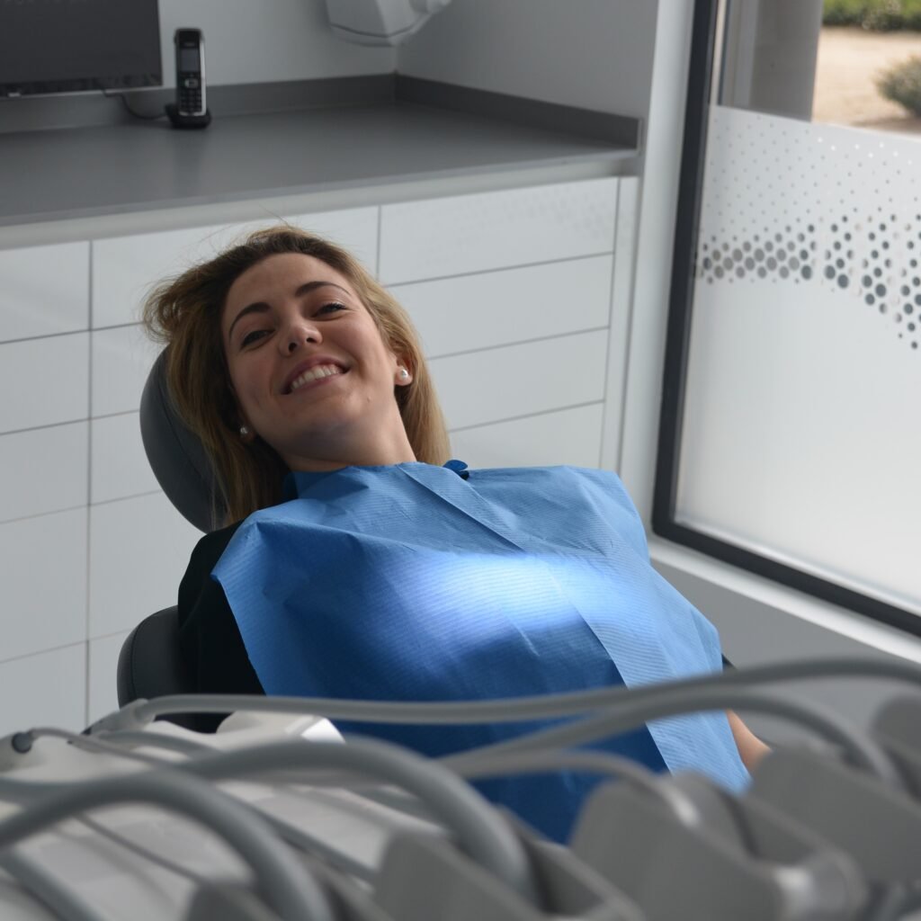 Dentista profesional realizando un chequeo a un paciente