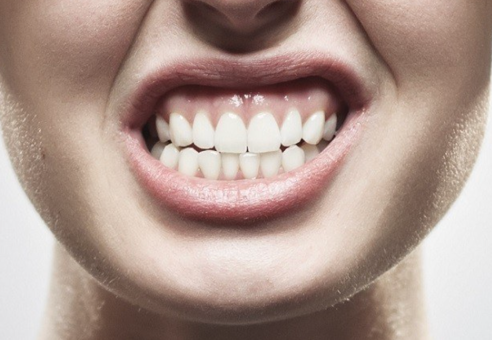 paciente adulto valorando una segunda ortodoncia tras notar movimiento dental